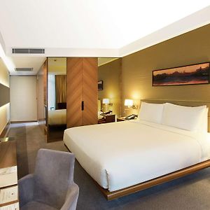 Kamer met een King Size Bed op de Hoek
